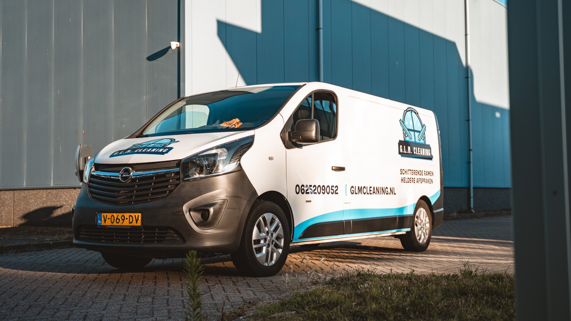 Bedrijfsbus van G.L.M. Cleaning in het gouden uur