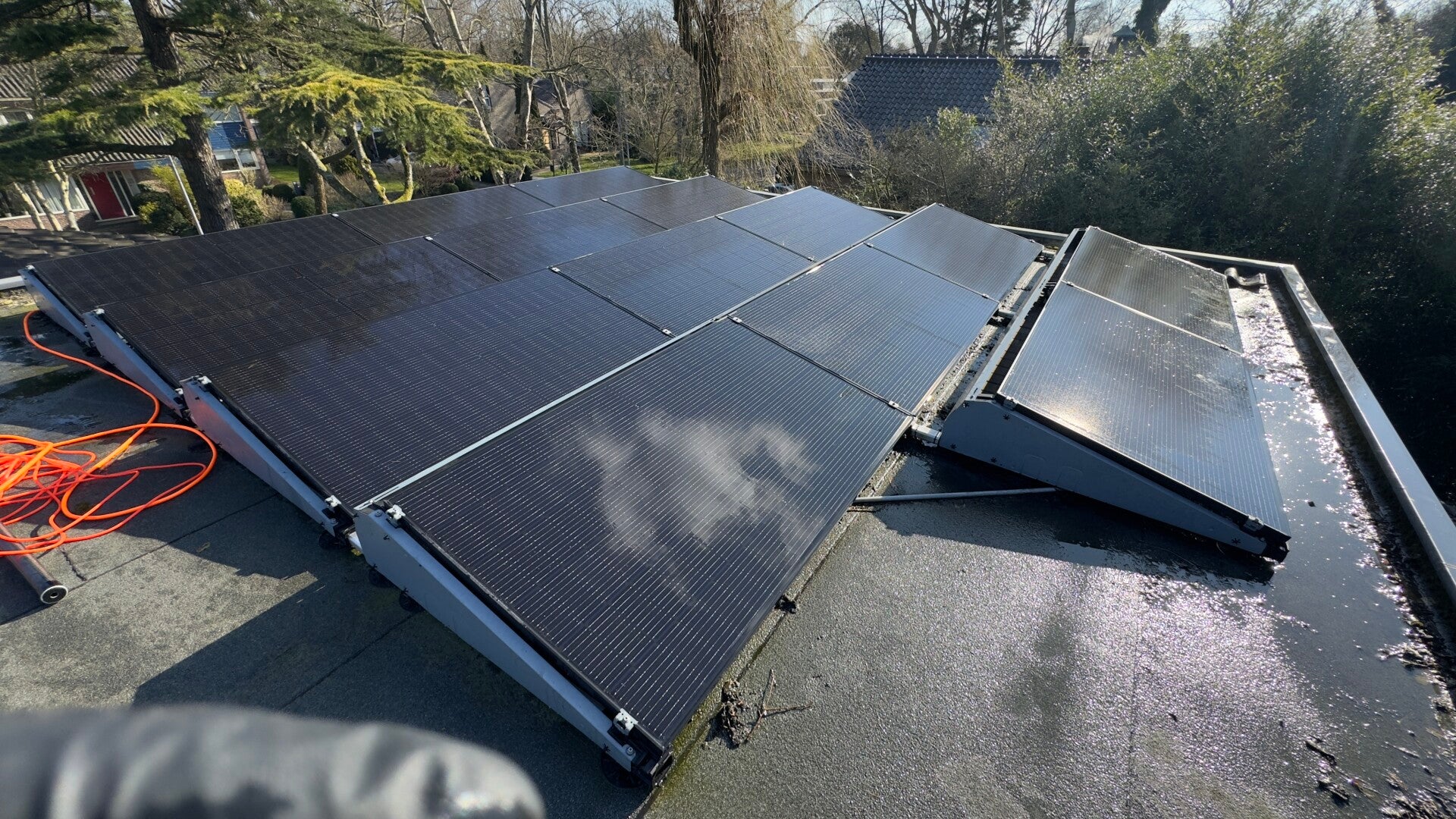 Zonnepanelen op een plat dak